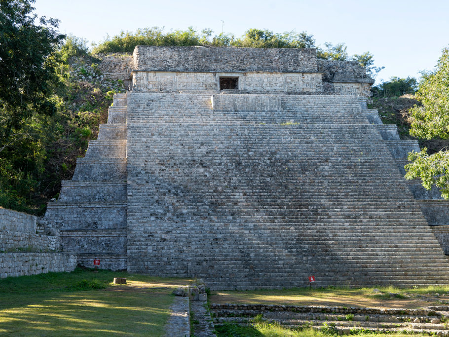 Hauptpyramide in der Nähe des Gouverneurpalastes