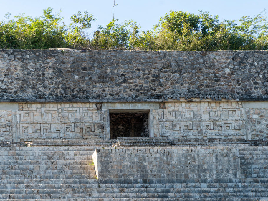 Teilansicht der Hauptpyramide mit Zugang zum Hauptraum. Aussen mit reichlicher Verzierung