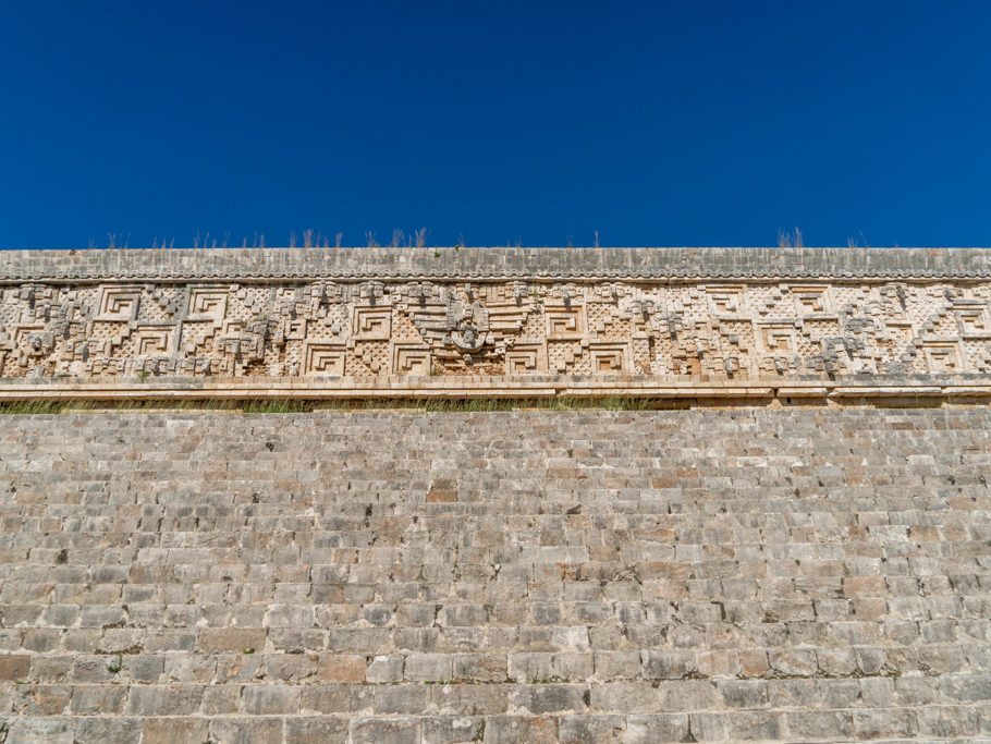 Symetrische Deckenverzierungen am Gouverneurspalast