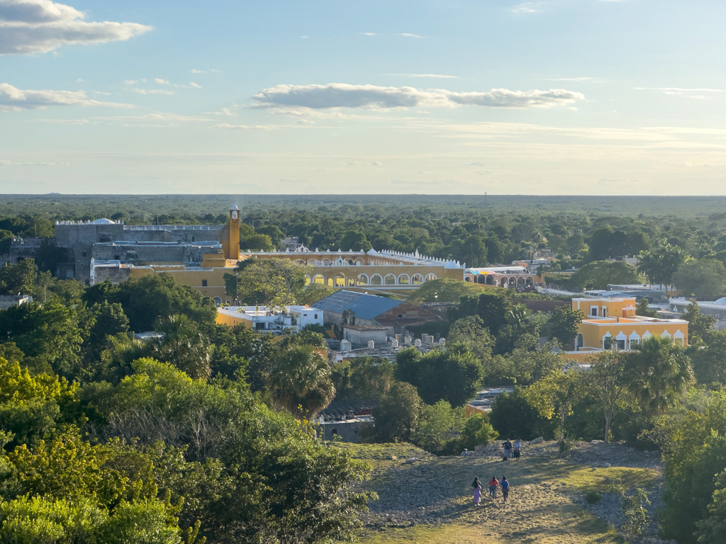 Sicht von der Pyramide auf den Konvent von Izamal