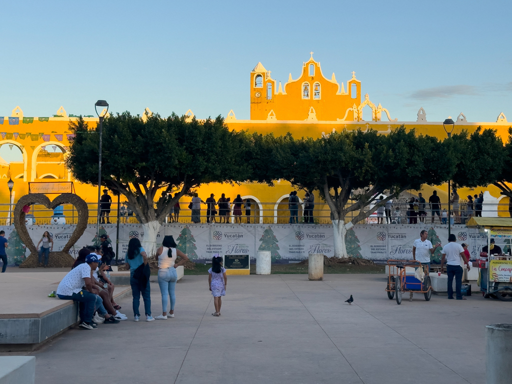 Zocalo und Konvent von Izamal im Abendlicht