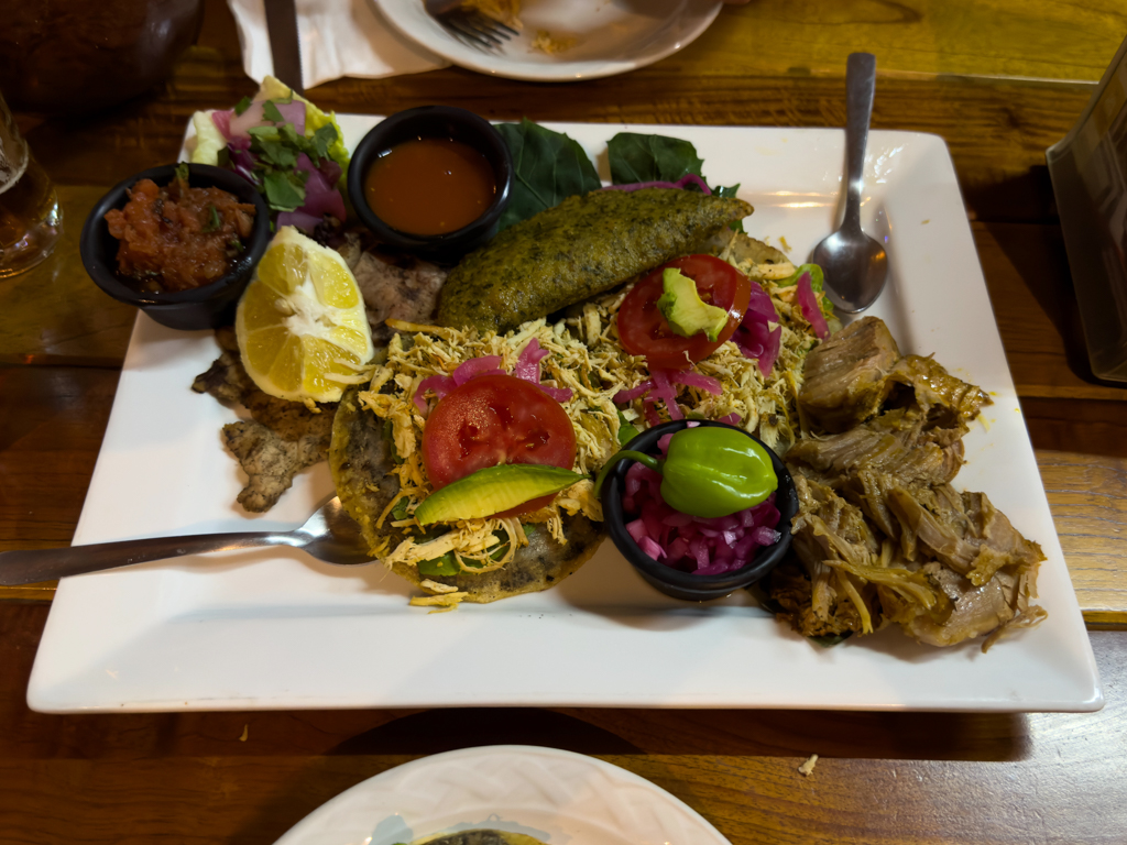 Znacht im Restaurant Zamna: Eine Platte mit lokalen Spezialitäten