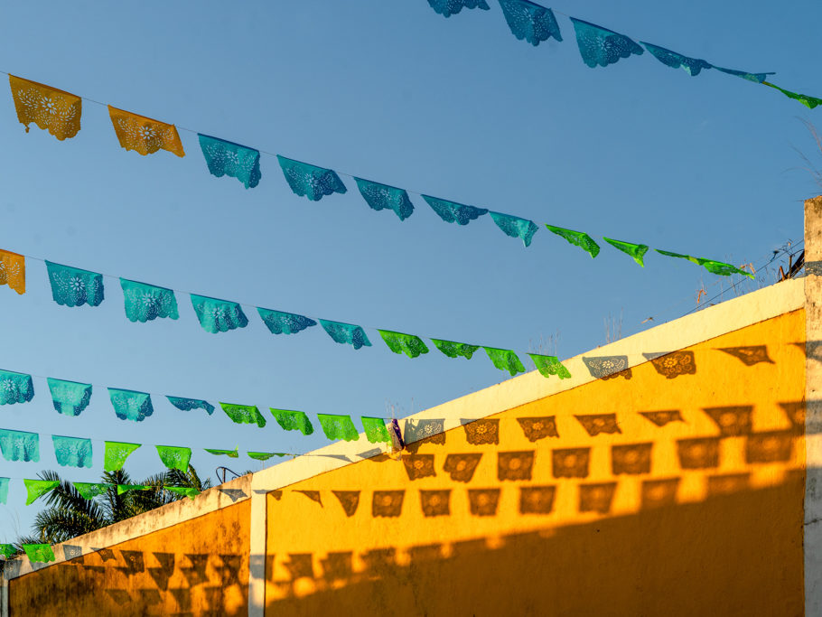 geschmückte Strasse in Izamal im Abendlicht