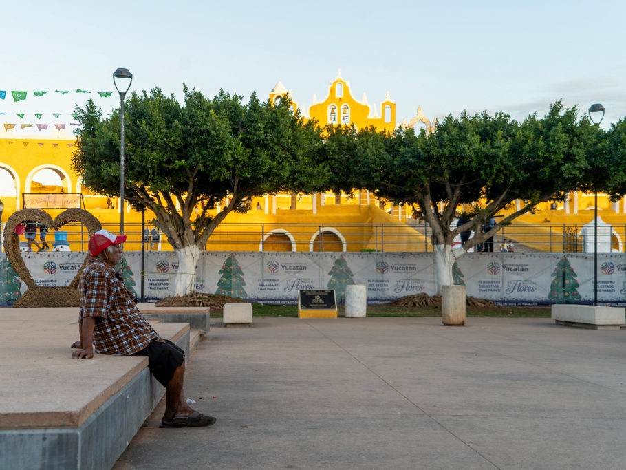 Besucher auf dem Zocalo von Izamal - eine "Maya-Nase"?