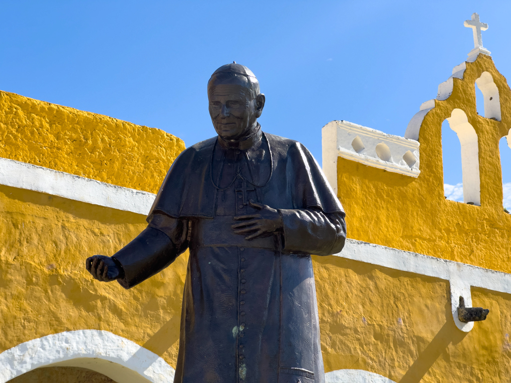 Papst Johannes II. Der heilige Vater als Bronzestatue im Konvent von Izamal