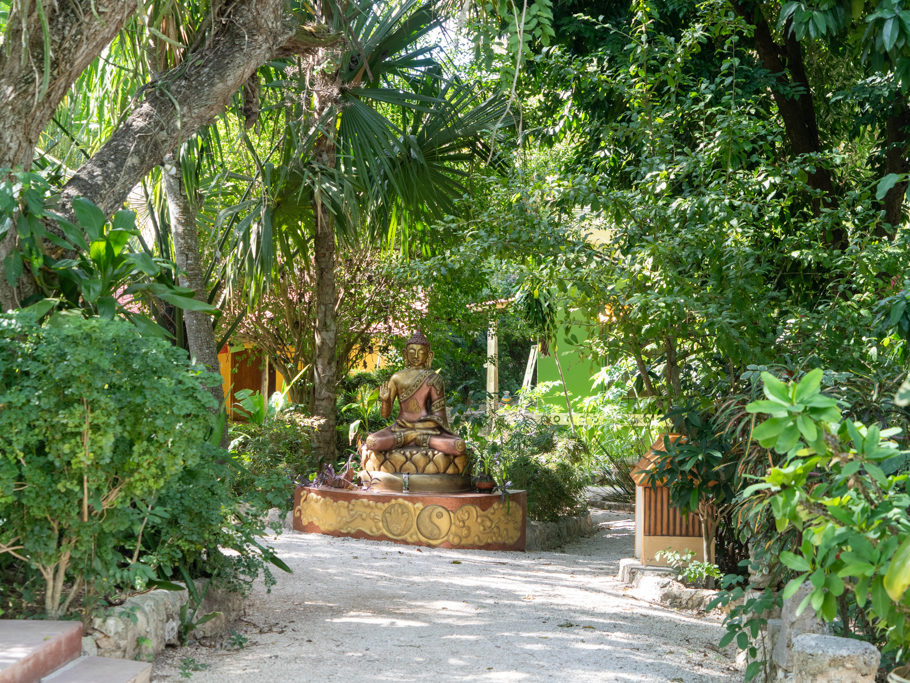 Ein kleiner goldener Buddha empfängt uns hier im Gardenhotel