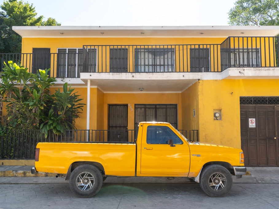 Izamal die gelbe Stadt mit den gelben Autos. Ein Sinnbild der Symbiose.