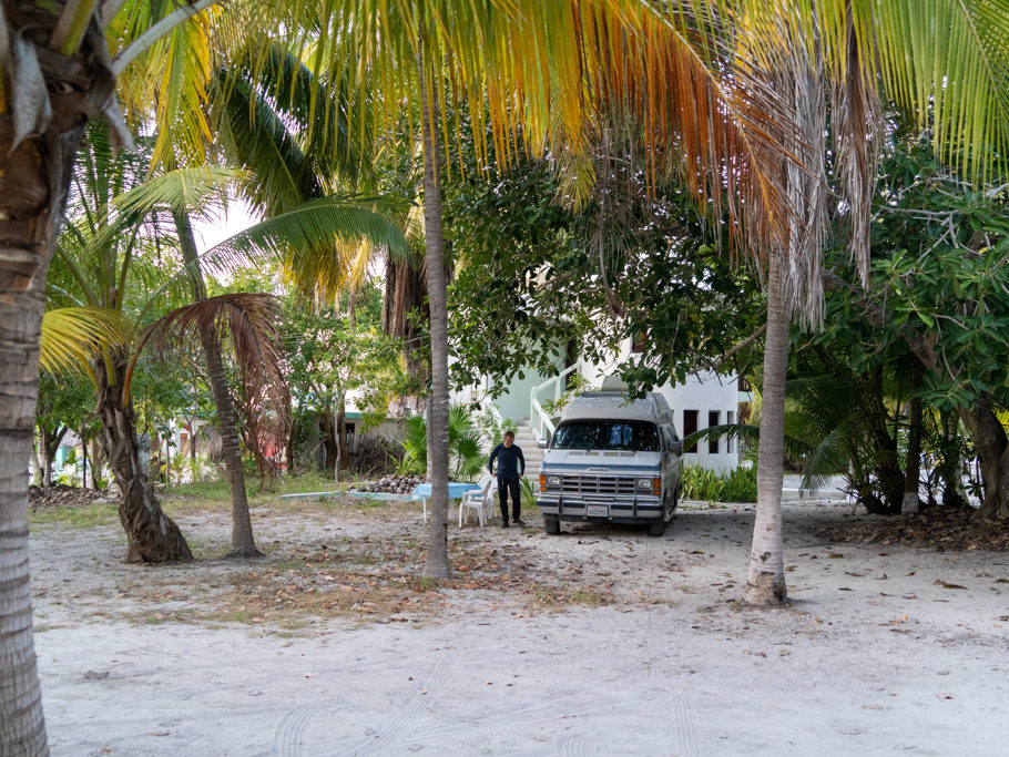 Unser Stellplatz hier am Palula Beach Camping in San Crisanto. Jo macht sich hoffentlich mückensicher für einen Spaziergang parat.
