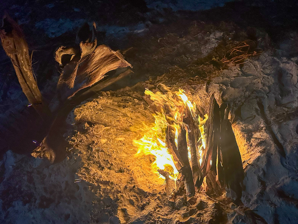 Abends am Strand. Zu Dereks Geburtstag gibt es auch ein passendes Strandfeuer