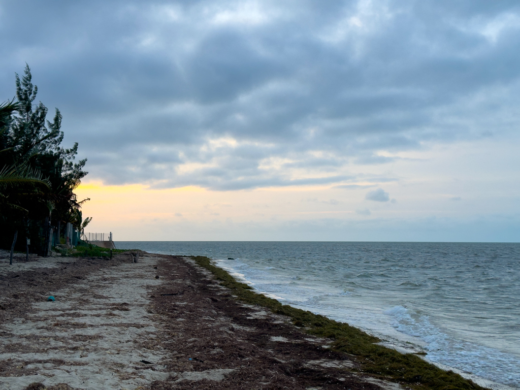 Heute ist das Meer nicht so glatt und die Wolken hängen tief über San Crisanto