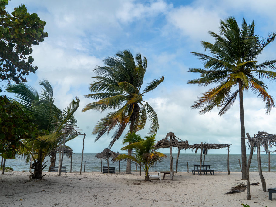 Viel Wind und tief hängende Wolken am Strand von San Crisanto