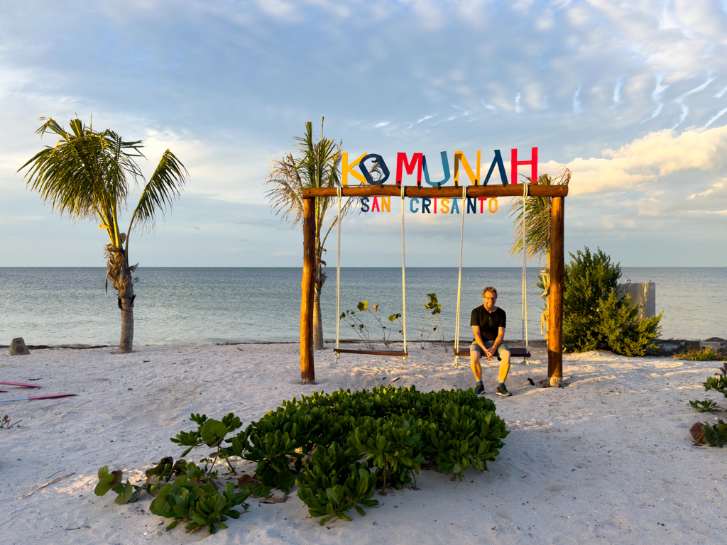 Im letzten Sonnenlicht am Beach Club von San Crisanto