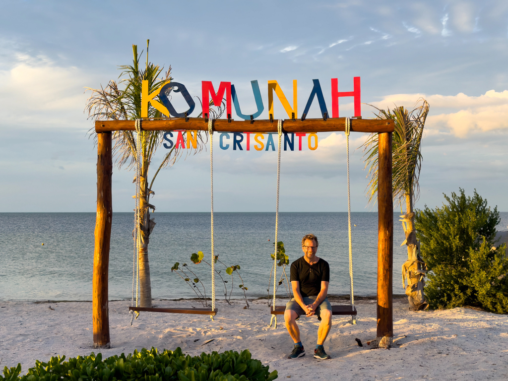 Im letzten Sonnenlicht am Beach Club von San Crisanto