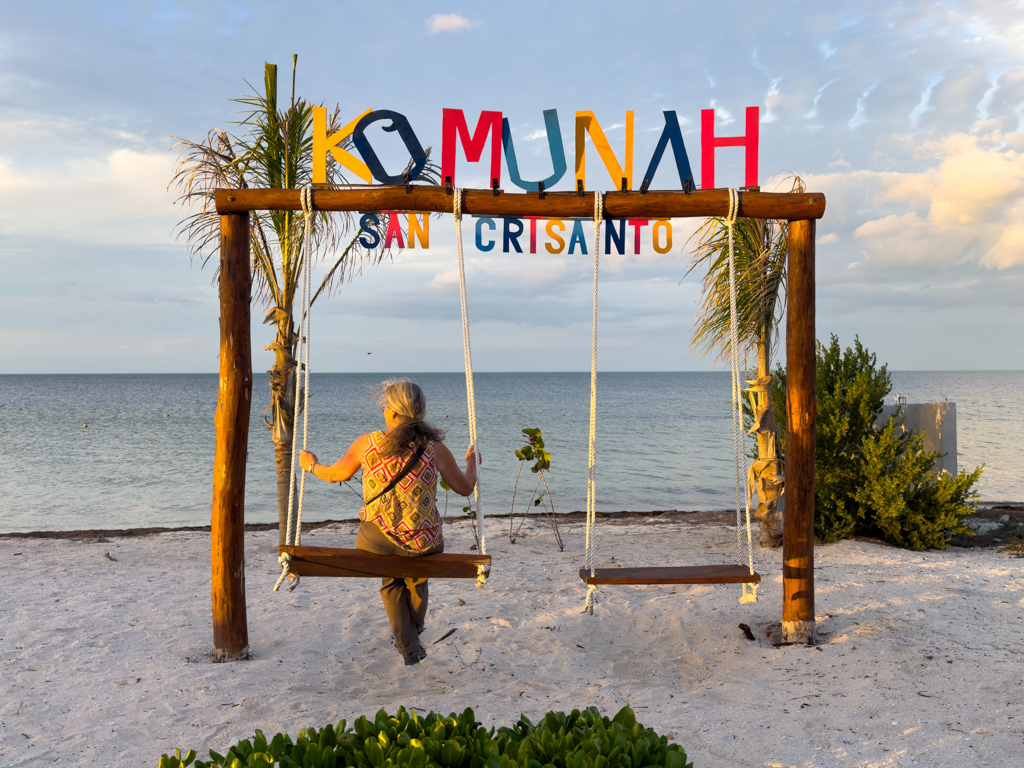 Im letzten Sonnenlicht am Beach Club von San Crisanto. Ma schaukelt dem Meer entgegen