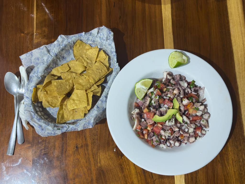 Hmm. Lecker. Octopussalat mit Tortilla Chips