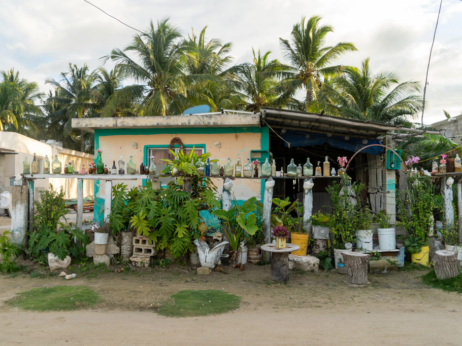 Eine lustige Flaschensammlung mit Sand und Strandgut gefüllt