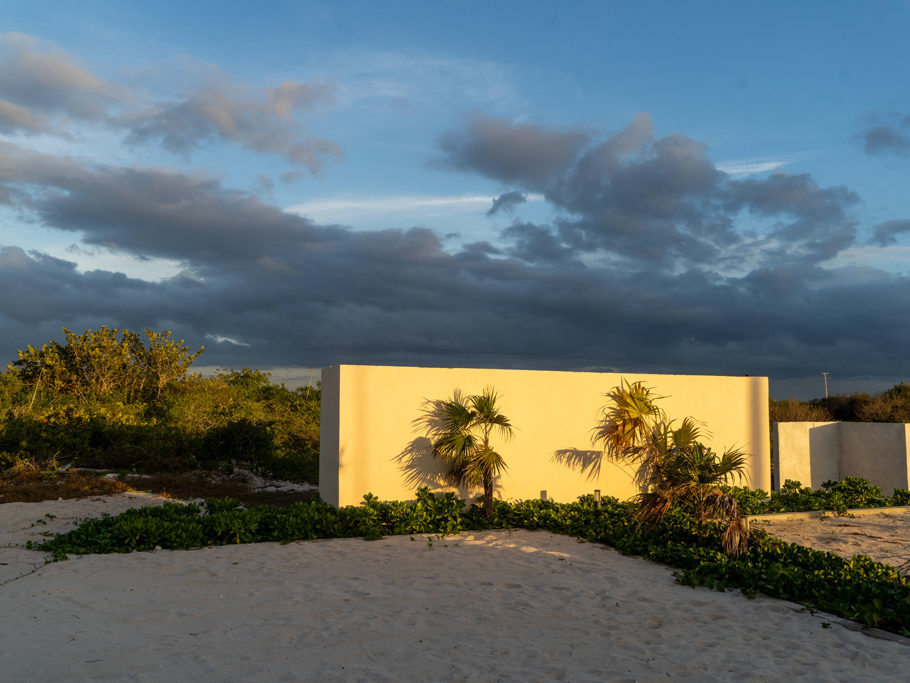 Beach Club von San Crisanto: Sonnenbeschienene Parkplatzmauer vor dunklen Gewitterwolken