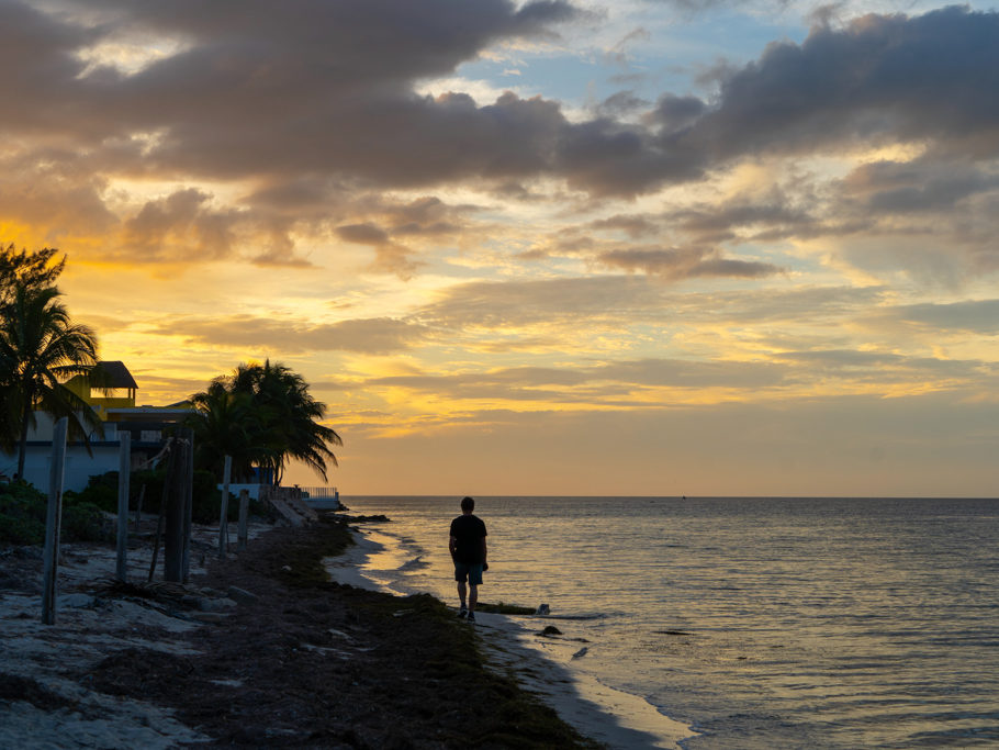 Jo im Abendlicht beim Strandspaziergang in San Crisanto