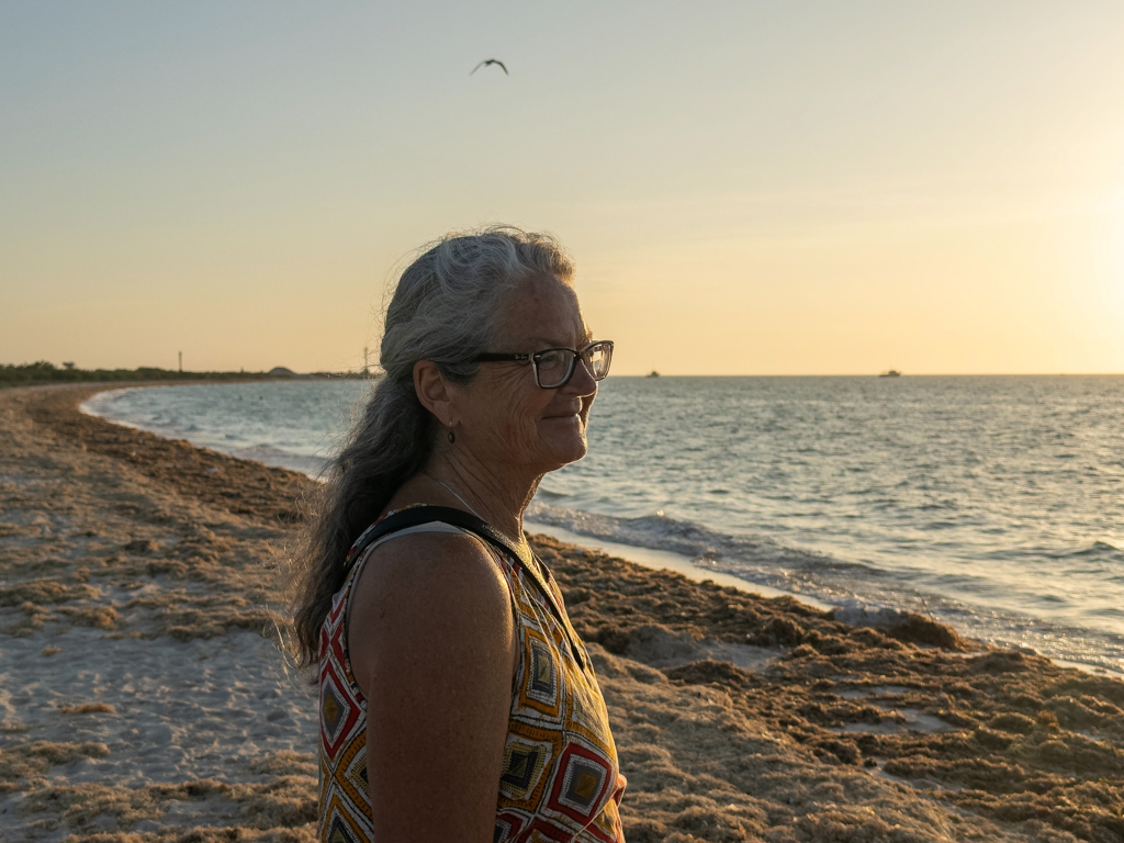 Ma bei Sonnenuntergang am Strand von Celestun