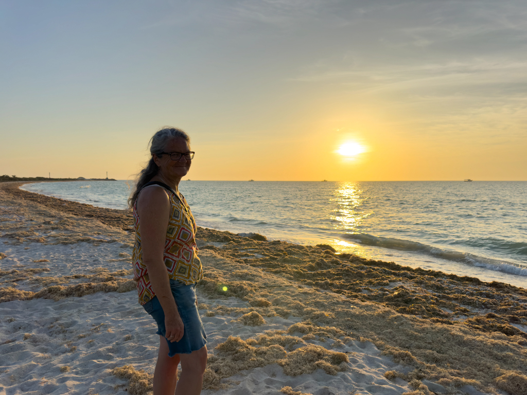 Ma bei Sonnenuntergang am Strand von Celestun