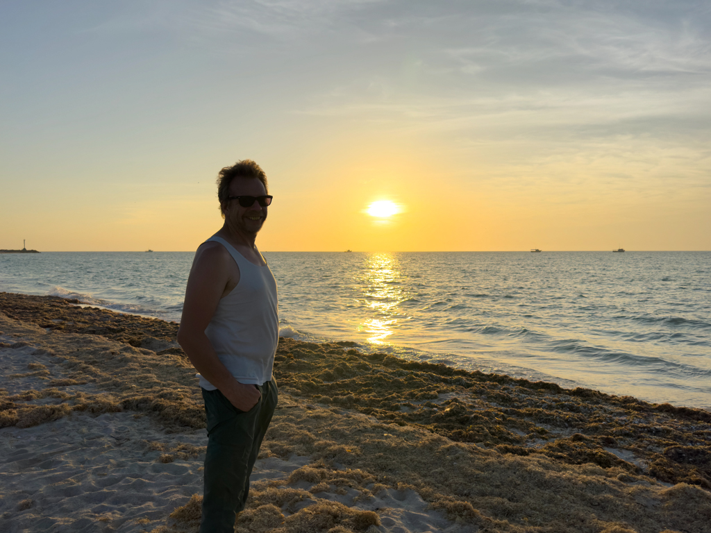der dickliche Jo beim Sonnenuntergang am Strand von Celestun