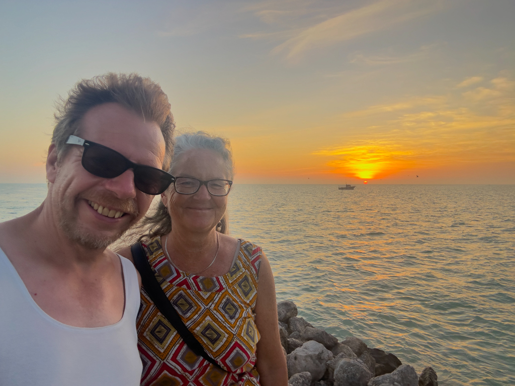 JoMa Selfie am Strand von Celestun vor der untergehenden Sonne
