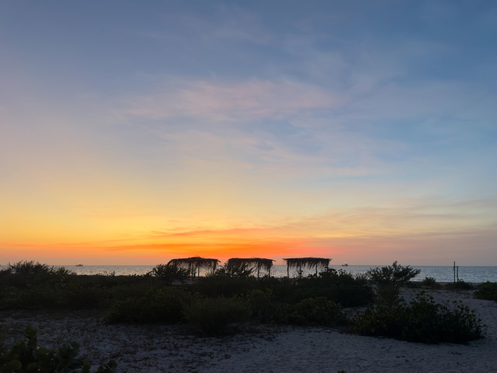 drei einsame Palapas am Strand von Celestun