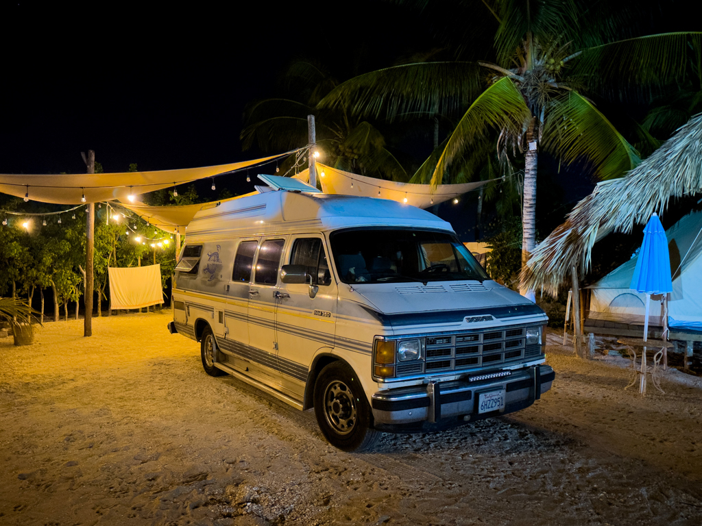 Martha steht unter den Sonnensegeln im "Dos Lunas" Campground bei Celestun