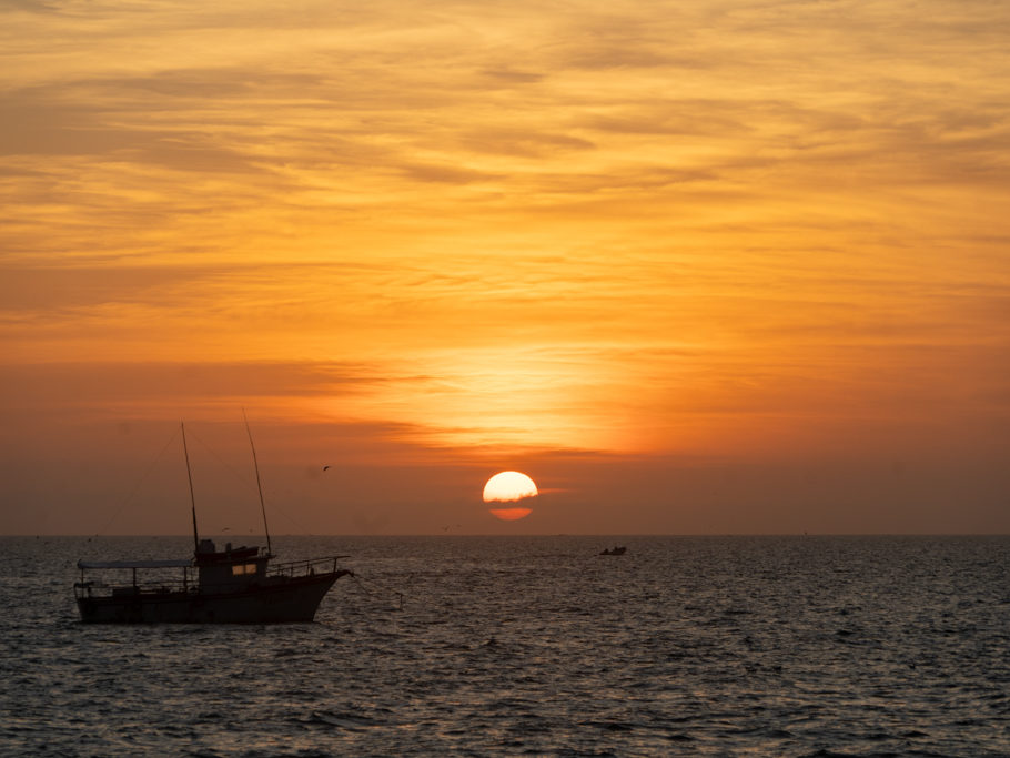 Ein Fischerboot dümpelt im Abendlicht vor Celestun dahin