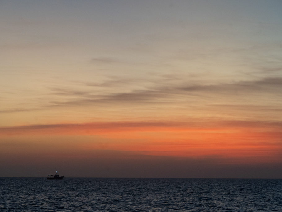 ein einsames Fischerboot im Meer vor Celestun