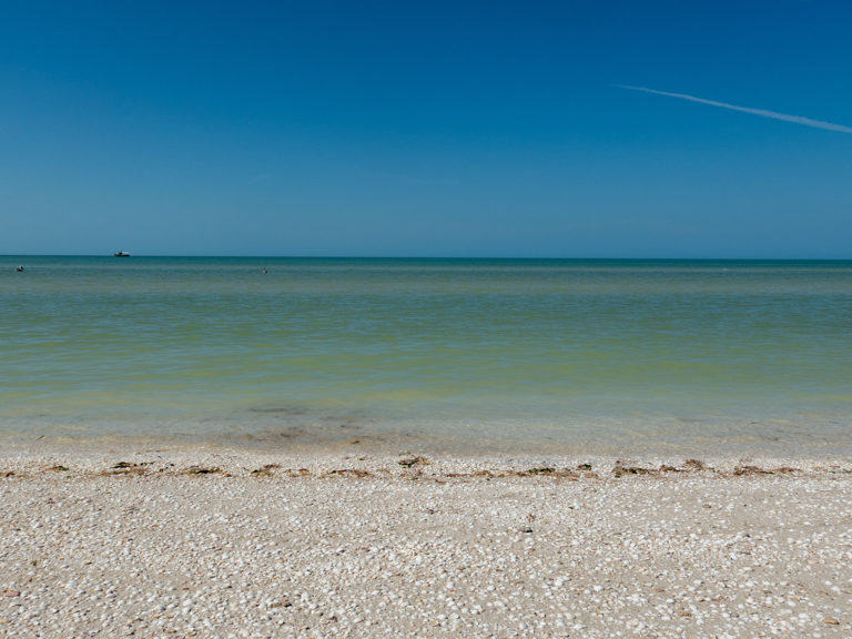 Mittag: Es ist low tide am Strand von Celestun. Das Meer ist ruhig und flach