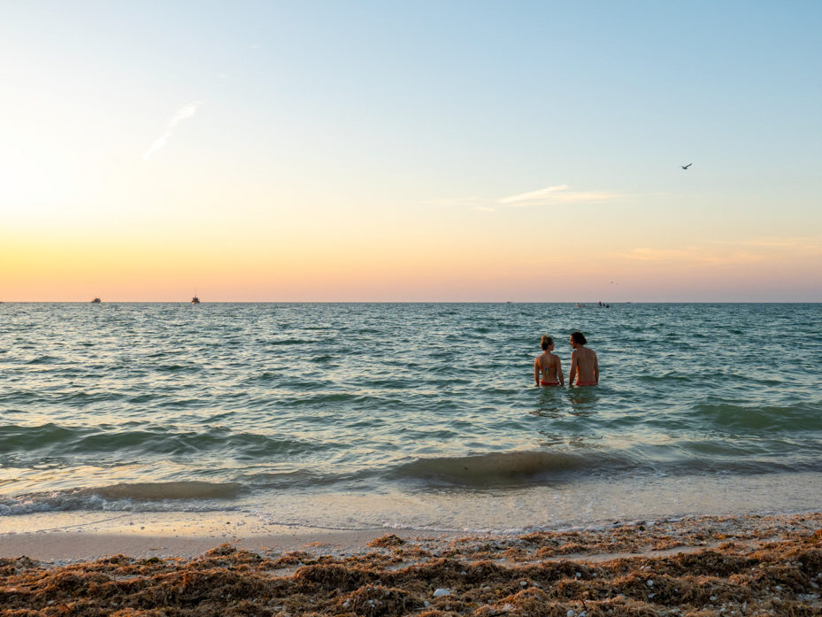 Maike und Jacob bei Sonnenuntergang im Meer