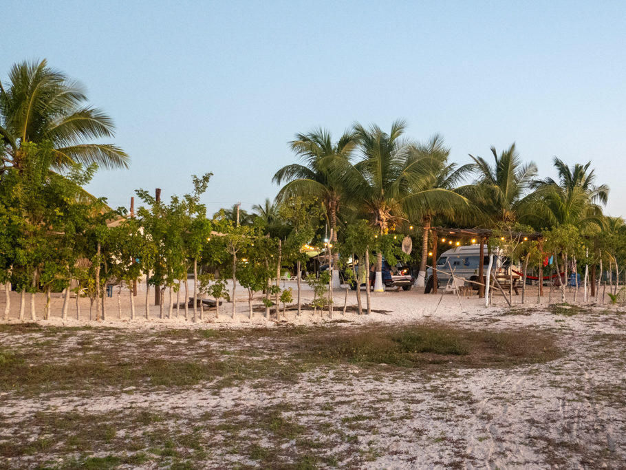Vom Strand kommend sehen wir Martha in Sergios Campground stehen