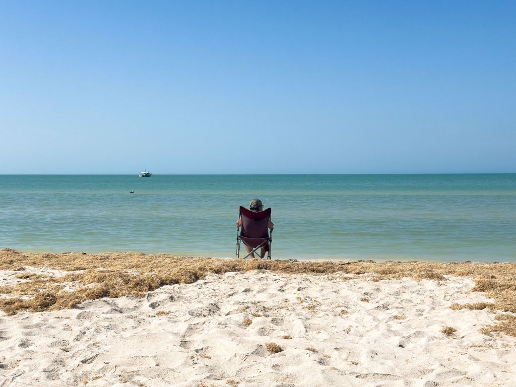 Die einsame Ma mittags am leeren Strand und leeren Meer in Celsetun