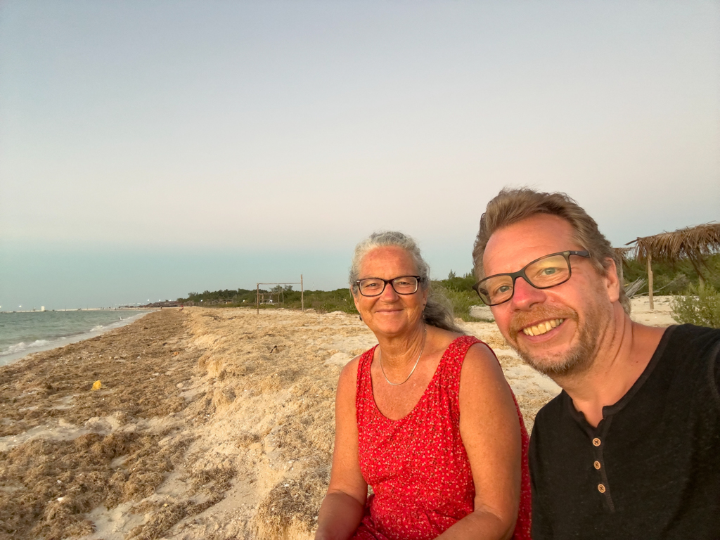 JoMa Selfie bei Sonnenuntergang am Strand von Celestun