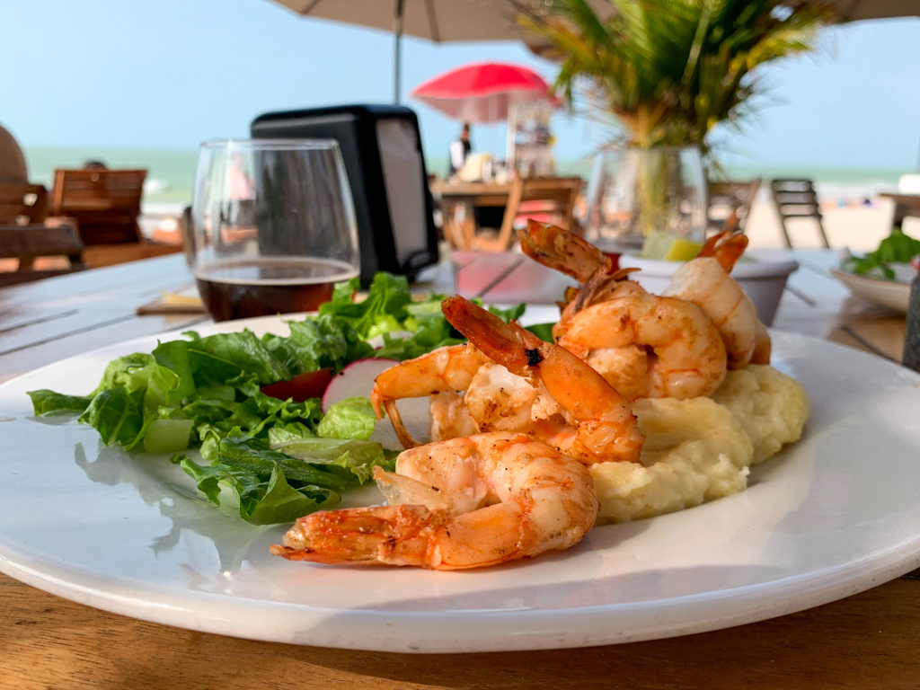 So lässt es sich gut leben: Zum Zmittag grosse Scampi im Strandrestaurant