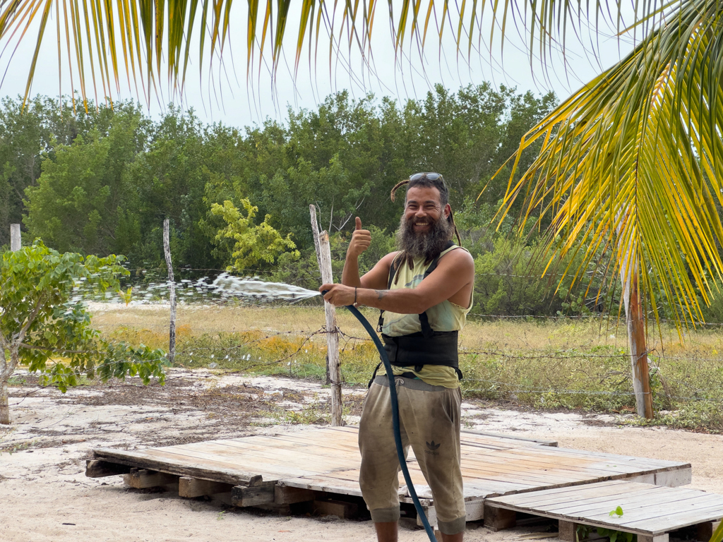 Sergio, unser Rasta-Camphost bei der morgendlichen Arbeit