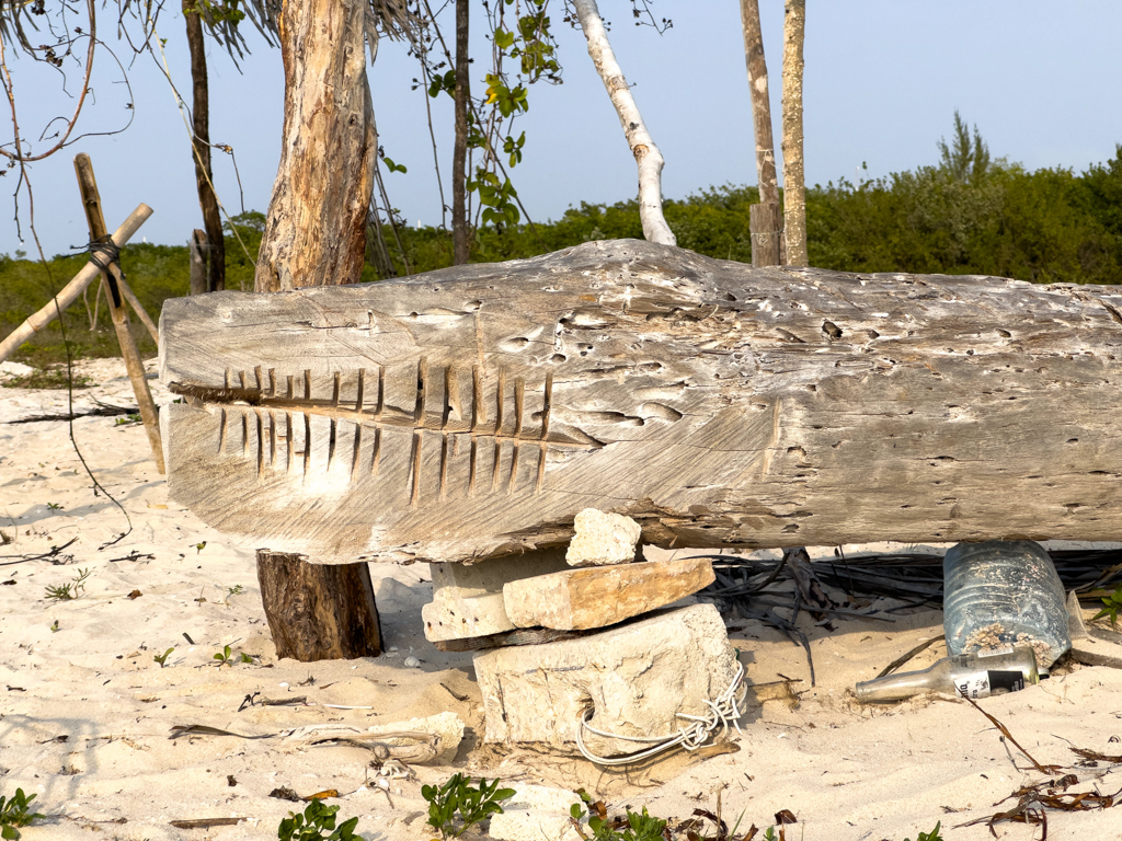 Kunst am Strand: Hai oder Krokodil ist hier die Frage!