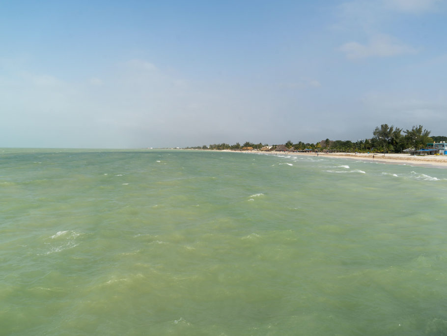 Blick von der Mole aus über den Strand von Celestun