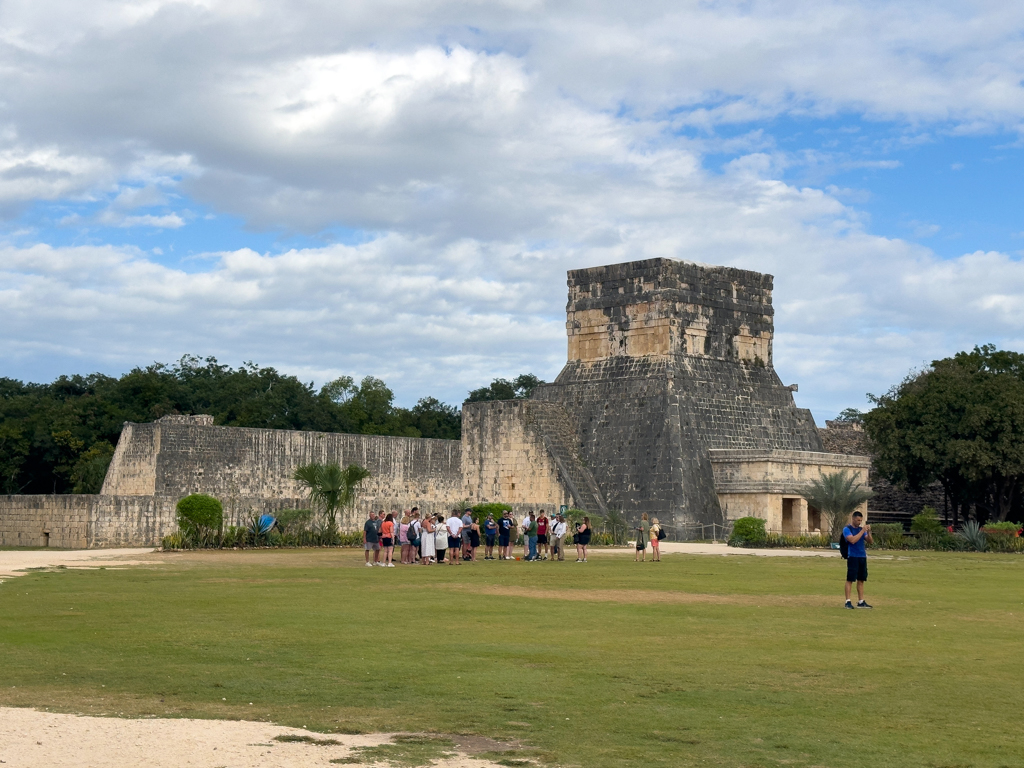 Ostwand des Ballspielplatzes und Tempel der Jaguare