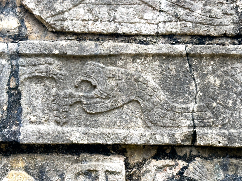 Schlangenkopf-Detail am Nordtempel