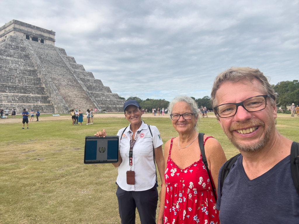 JoMa mit Renée als Guide vor der Pyramide des Kukulcán