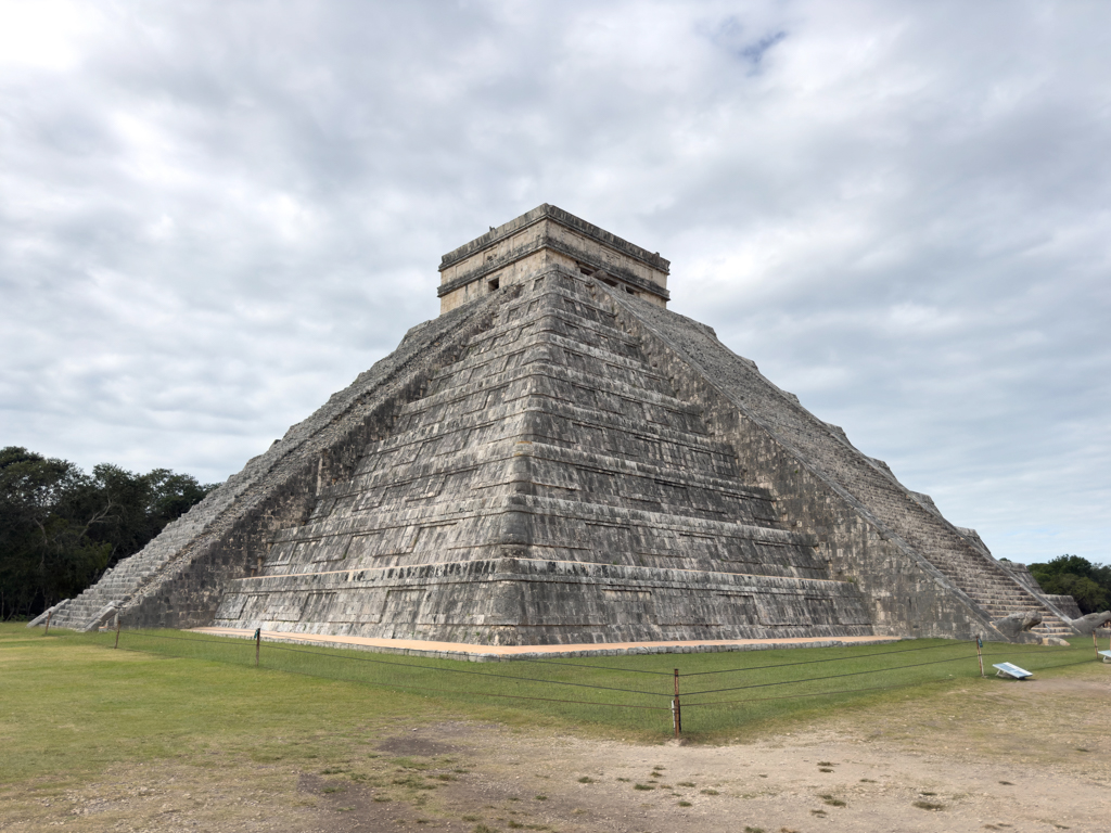 Zwei Seiten der Pyramide des Kukulcán