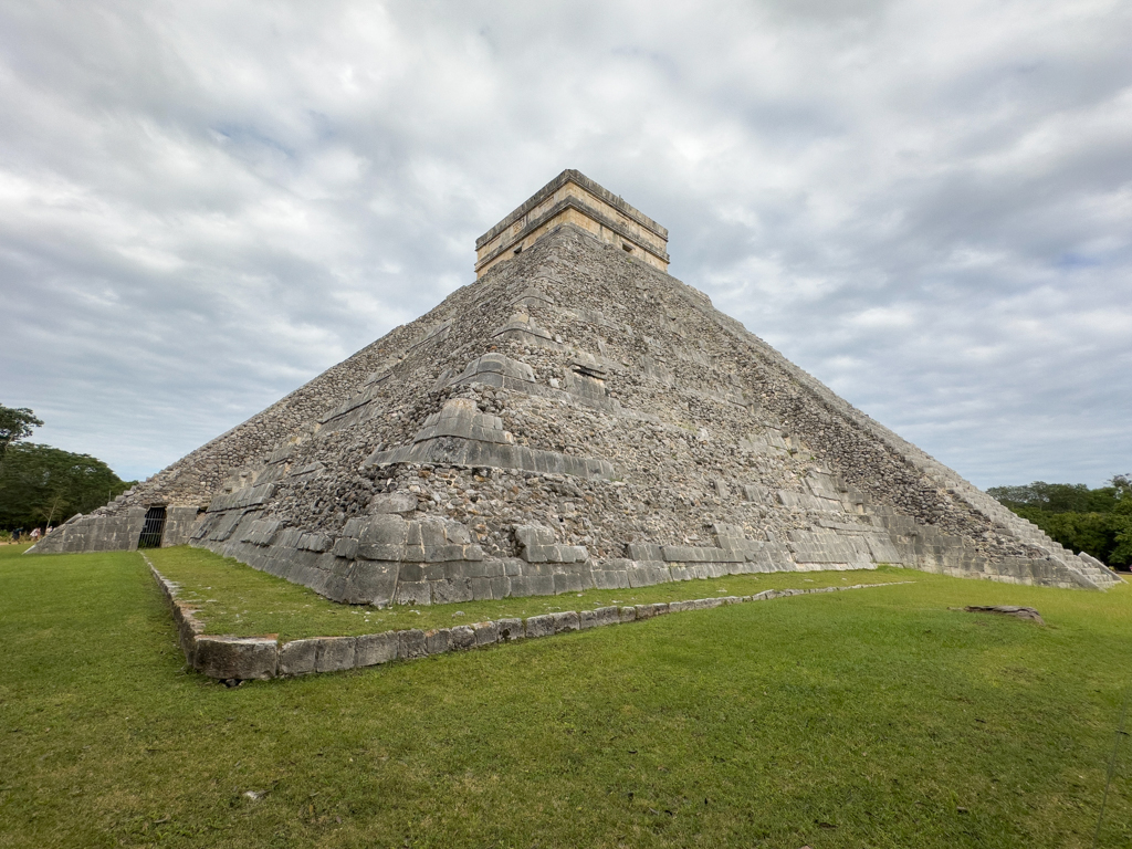 Zwei nicht ganz restaurierten Seiten der Pyramide des Kukulcán