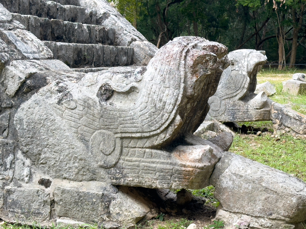 Schlangenköpfe mit weiterlaufenden Schlangenkörper an einem Treppenaufgang zum Kriegertempel