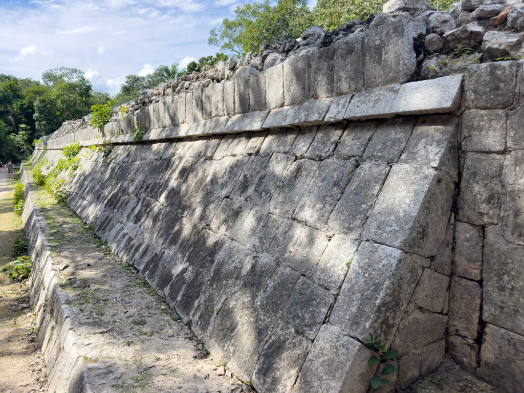 Teilansicht einer eingefallenen Seitenmauer an der Halle der 1000 Säulen