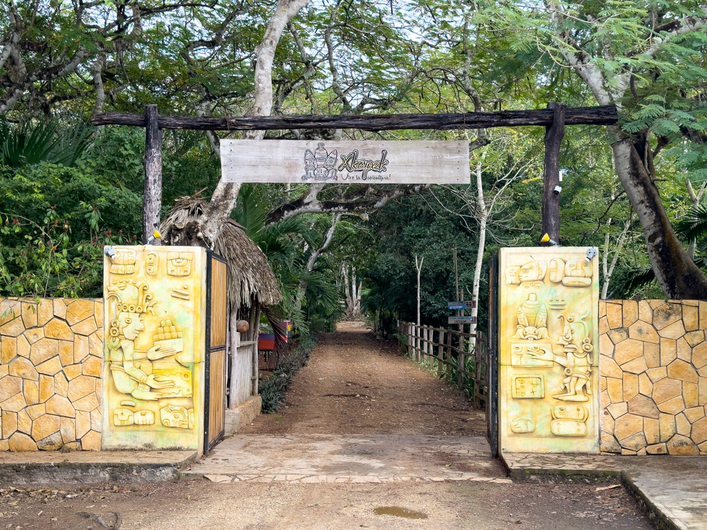 Einfahrt zu unserem Campground Xkopek in Valladolid