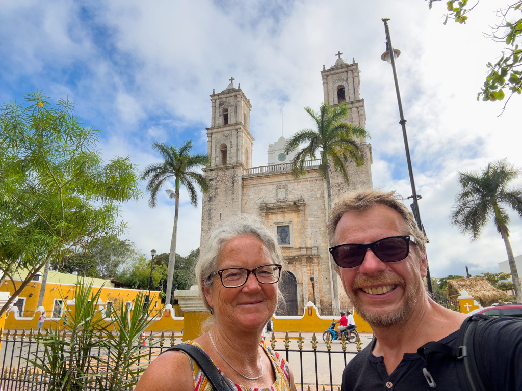 JoMa Selfi vor der Kirche in Valladolid