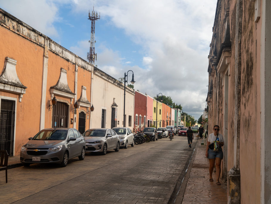 Typisches Strassenbild in Valladolid stellvertretend für viele Städte in Mexiko