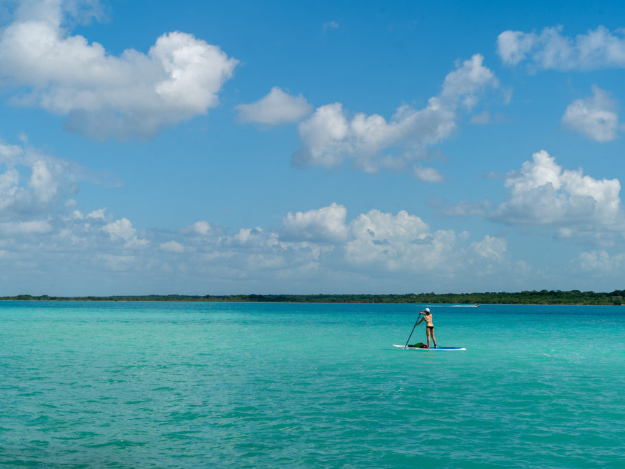 Aussicht auf die Lagune vom Campground Bootssteg mit SUP im Vordergrund